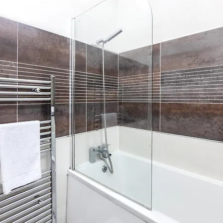 Newly Furnished Close To City Centre In Leeds With Secure Parking شقة *