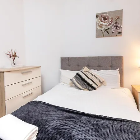 شقة Newly Furnished Close To City Centre In Leeds With Secure Parking *