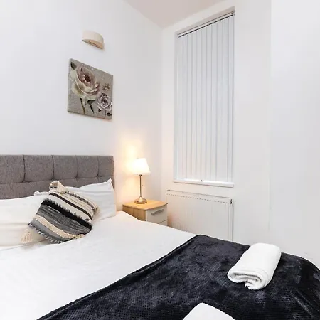 شقة Newly Furnished Close To City Centre In Leeds With Secure Parking ليدز