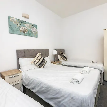 Newly Furnished Close To City Centre In Leeds With Secure Parking *