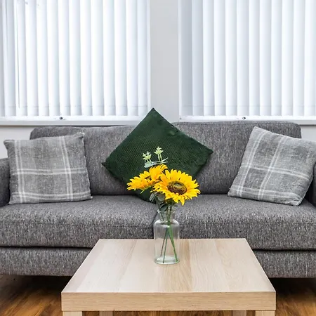 Newly Furnished Close To City Centre In Leeds With Secure Parking * ليدز