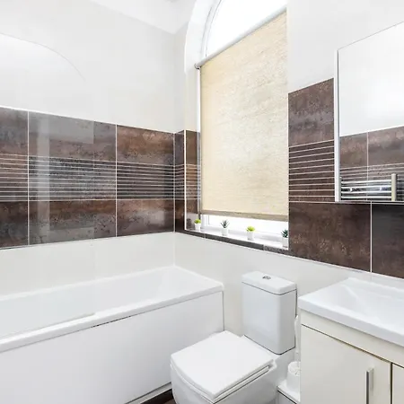 Newly Furnished Close To City Centre In Leeds With Secure Parking