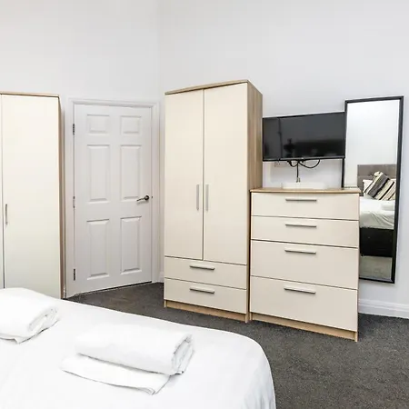 Newly Furnished Close To City Centre In Leeds With Secure Parking شقة