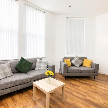Newly Furnished Close To City Centre In Leeds With Secure Parking شقة *